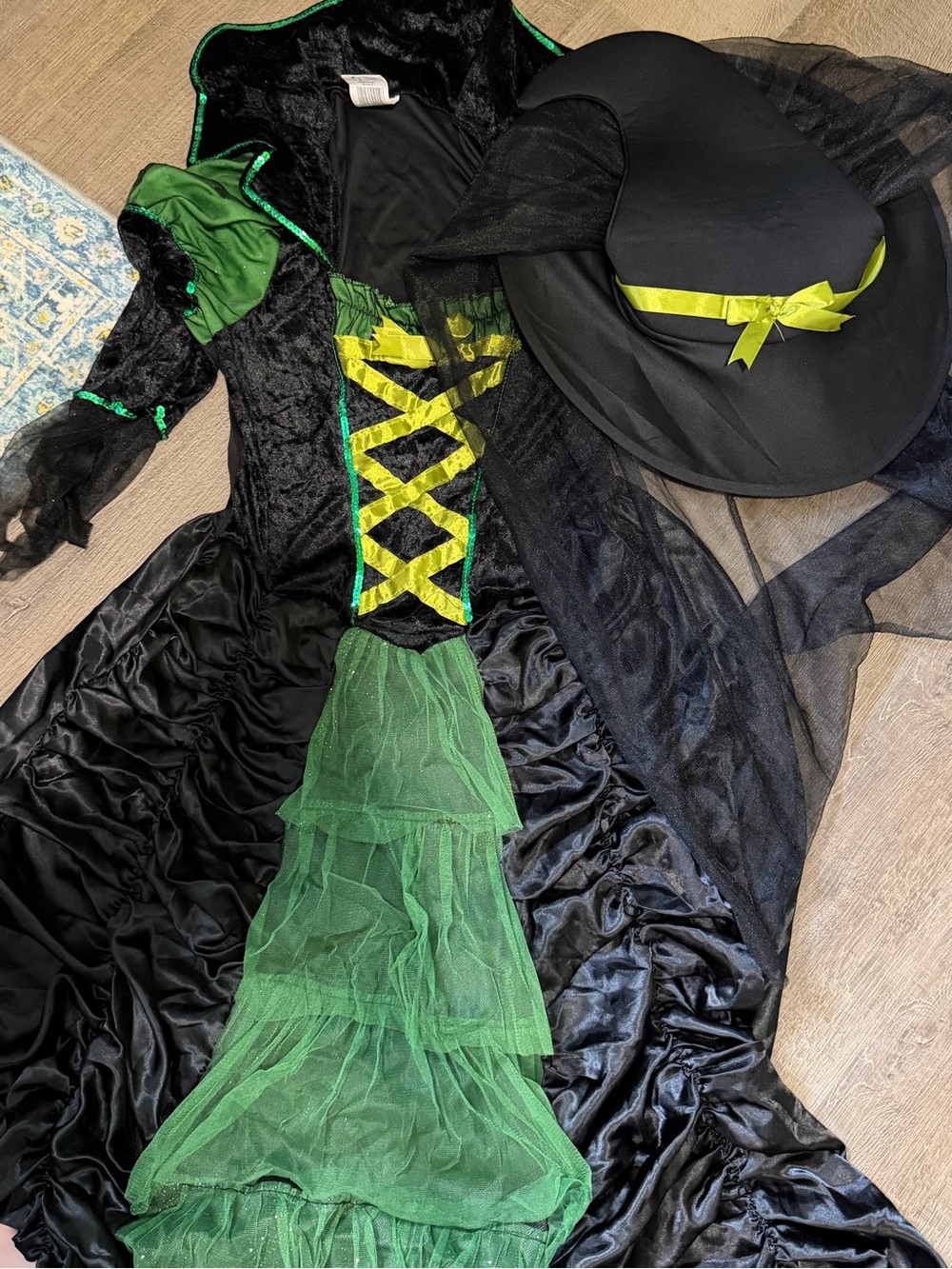 Women’s Black & Green Witch Costume with Hat